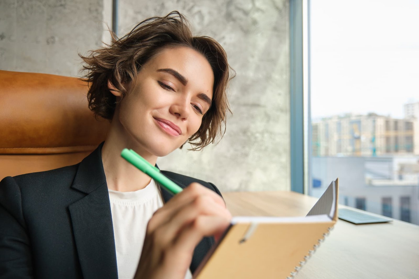 Líder reflexionando y tomando notas durante una sesión de acompañamiento